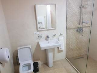 Отель Cross Resort Hotel Ереван Апартаменты с балконом-8